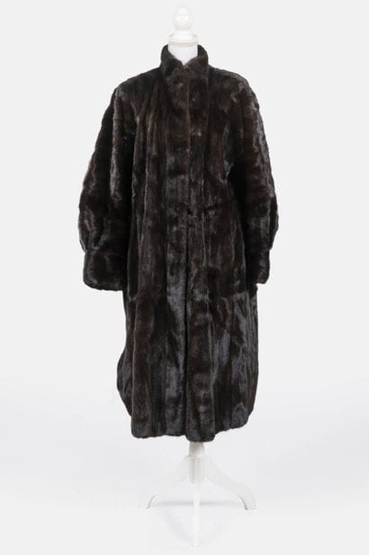 YVES SAINT LAURENT FUR
Long mink coat
Size...