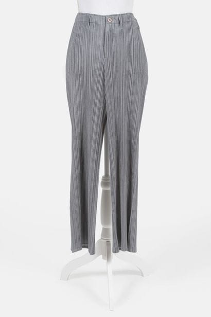 PLEATS PLEASE ISSEY MIYAKE
Grayish-green...