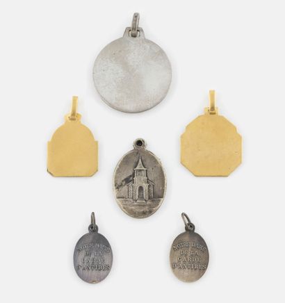 Nine Latin cross pendants ranging from 4...