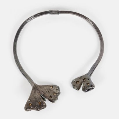 KENNETH JAY LANE
Art Nouveau-style choker...