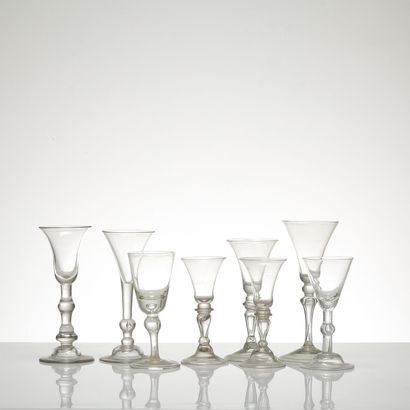 ÉPOQUE XVIIIe SIÈCLE, ENSEMBLE DE HUIT VERRES...
