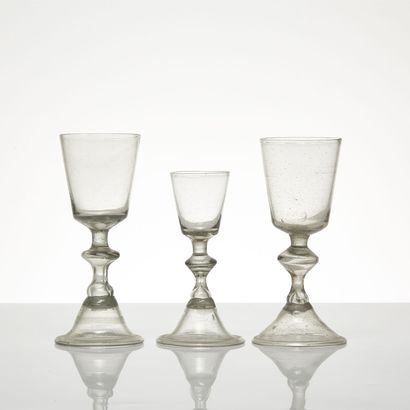 ENSEMBLE DE TROIS VERRES À JAMBES, FRANCE,...