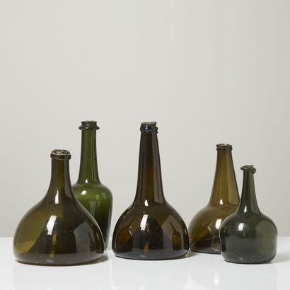 LOT DE CINQ BOUTEILLES EN VERRE TEINTÉ VERT,...