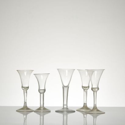 ENSEMBLE DE CINQ VERRES À JAMBES, PAYS-BAS...