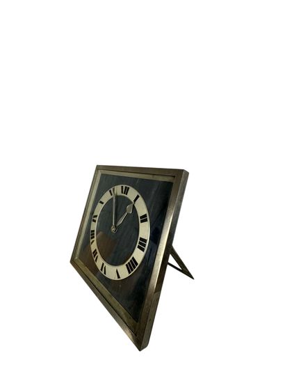 ANNÉES 1930
Pendule de table en laiton argenté...
