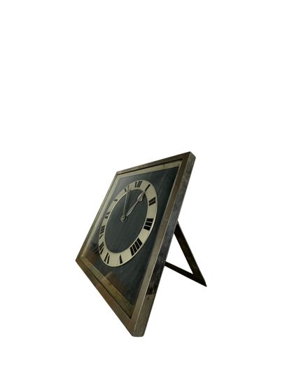 ANNÉES 1930
Pendule de table en laiton argenté...