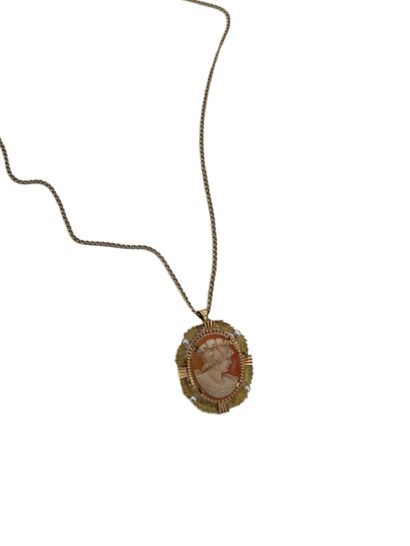 PENDENTIF CAMEE EN OR ET CHAINE EN OR JAUNE
Pendentif...