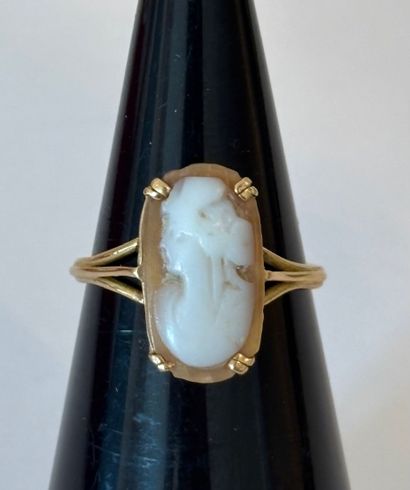 BAGUE CAMEE EN OR JAUNE 
Bague en or jaune...