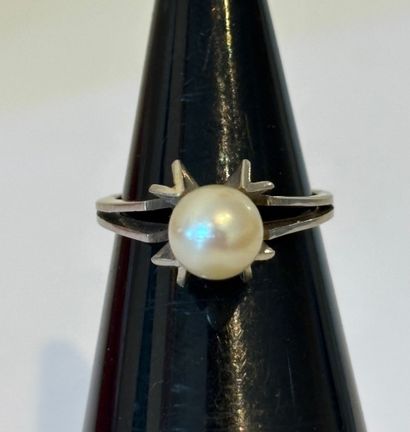 MODERN PEARL RING
18k (750 thousandths) white...