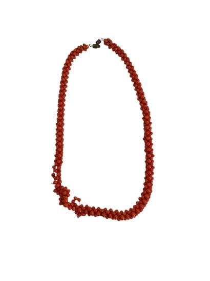 CORAL NECKLACE 
Necklace of alternating coral...