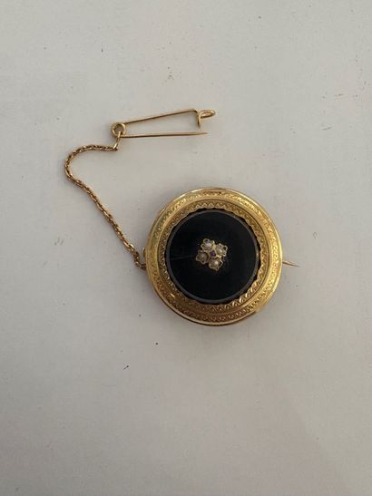 18 K YELLOW GOLD BROOCH 
18 K (750 thousandths)...