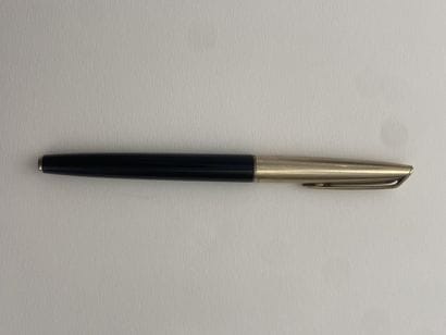 WATERMAN 
Feather style. 18k gold nib 
Resin...