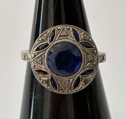 GOLD AND SAPPHIRE ART DECO RING 
Art Deco...