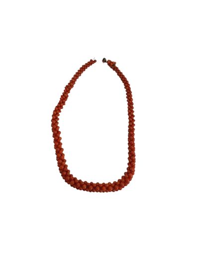 CORAL NECKLACE 
Necklace of alternating coral...