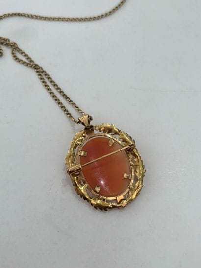 PENDENTIF CAMEE EN OR ET CHAINE EN OR JAUNE
Pendentif...