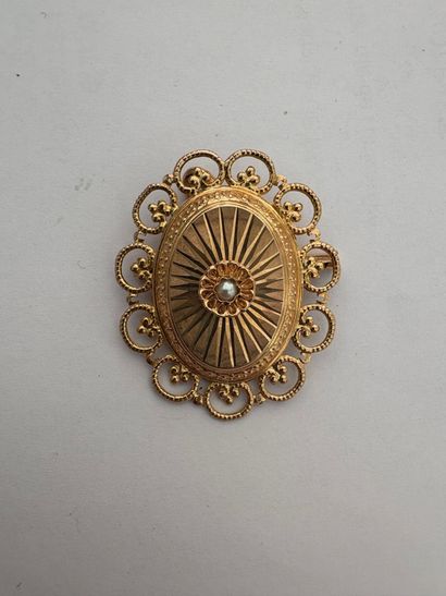 18 K YELLOW GOLD BROOCH 
Oval 18K (750 thousandths)...