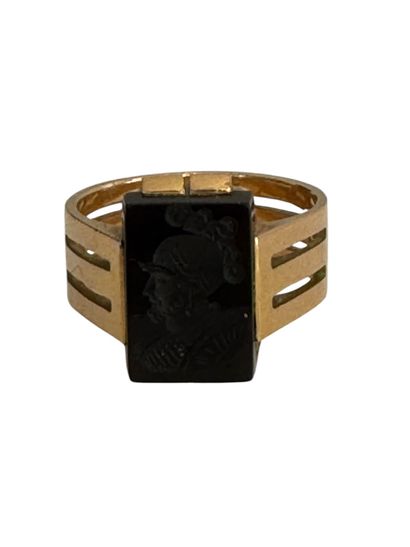 MAN'S GOLD AND HEMATITE RING 
Men's ring...