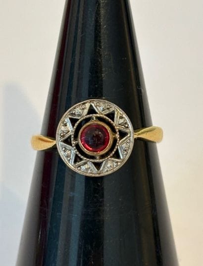 LOT OF THREE RINGS 
18k (750 thousandths)...