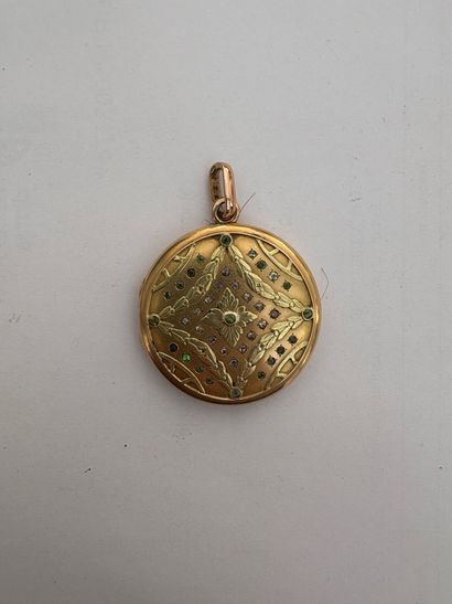 18 K YELLOW AND GREEN GOLD PENDANT 
Circular...