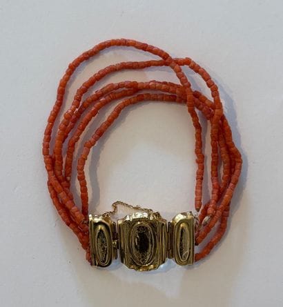 BRACELET CORAIL ET OR 
Bracelet à quatre...