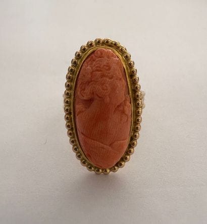 BAGUE CAMÉE OR JAUNE 18 K 
Bague de forme...
