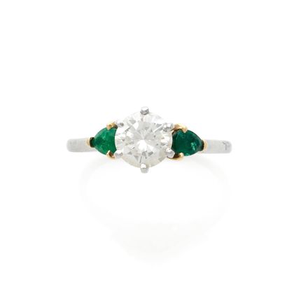 WHITE GOLD, DIAMOND AND EMERALD RING 
Ring...