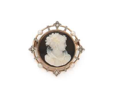 BROCHE CAMEE EN OR 
Broche camée en or jaune...