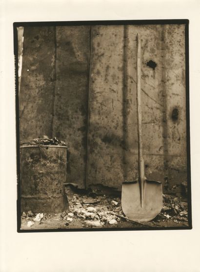 Nature morte
Pelle et décombre, c. 1980 
Tirage...