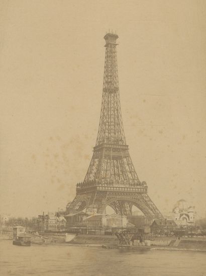 La Tour Eiffel 
En fin de construction, vue...