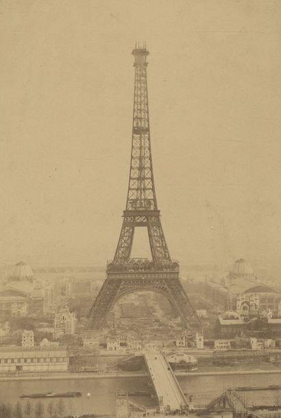 La Tour Eiffel 
En fin de construction, vue...