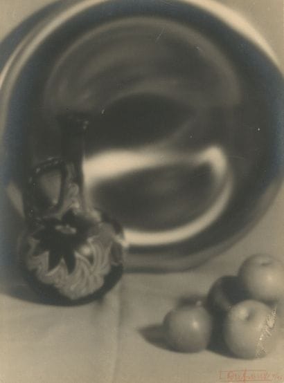 L. DUFOUR (XXe) 
Nature morte, pomme, carafe...