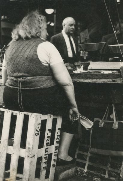 Pierre PARENTE (XX°) 
La marchande derrière...