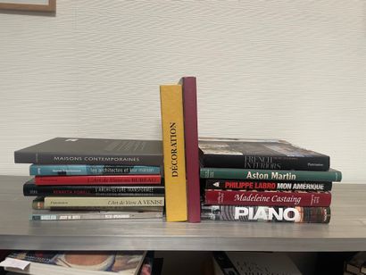 Decoration 
Lot of a dozen books, including:...
