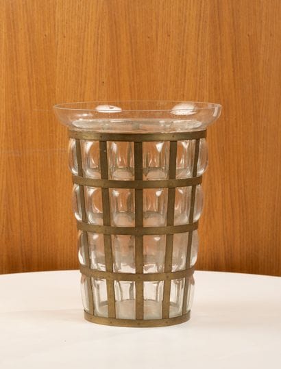 Vase en verre soufflé à treillis métallique
H...