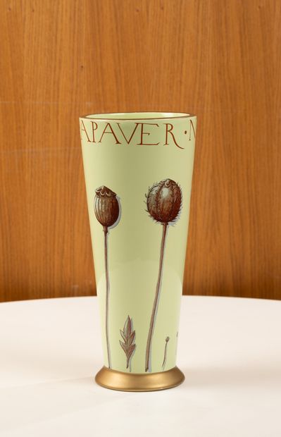 Vase en verre soufflé à treillis métallique
H...
