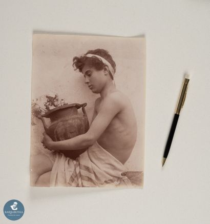 Wilhelm Von GLOEDEN (1856-1931)	
Garçon assis...