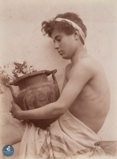 Wilhelm Von GLOEDEN (1856-1931)	
Garçon assis...