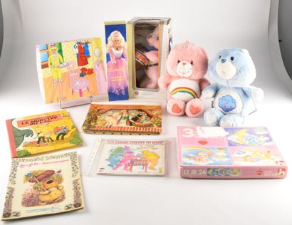 Deux peluches et un puzzle Bisounours, un...