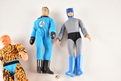 MARVEL - Lot comprenant trois poupées articulées...