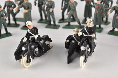 Lot de figurines de soldats en PVC dont STARLUX....
