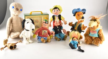 Lot de divers personnages dont peluches et...