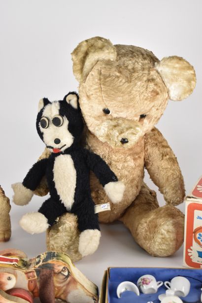 Lot comprenant deux peluches ours et chat,...
