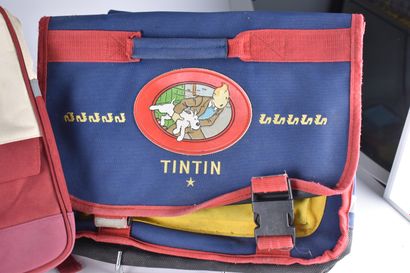 TINTIN - Lot de vêtements dont vestes, draps,...