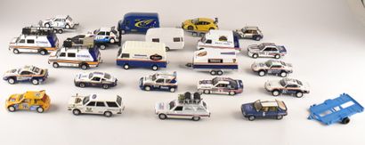 Lot de 21 véhicules miniatures dont marques...