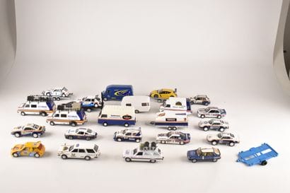 Lot de 21 véhicules miniatures dont marques...