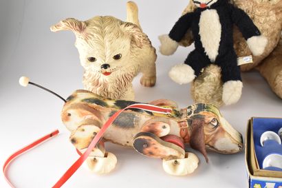 Lot comprenant deux peluches ours et chat,...