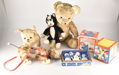 Lot comprenant deux peluches ours et chat,...