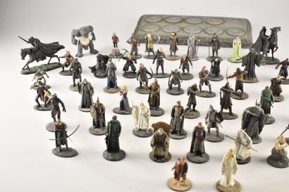 NLP - 56 figurines en plomb peint sur le...