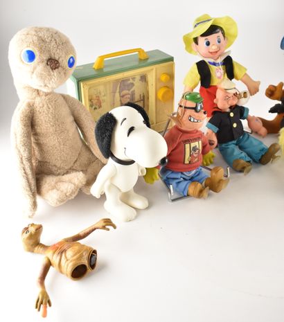 Lot de divers personnages dont peluches et...