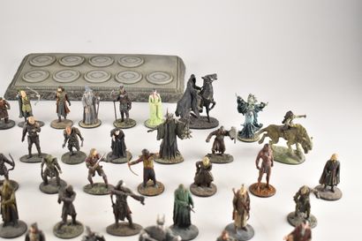 NLP - 56 figurines en plomb peint sur le...
